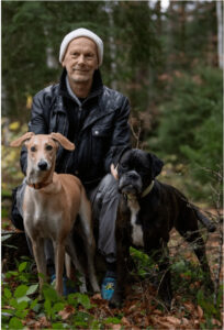 Neuer «Botschafter des Hundes»: Daniel Koch mit Boxerhündin «Akira» und Hound «Bundji».