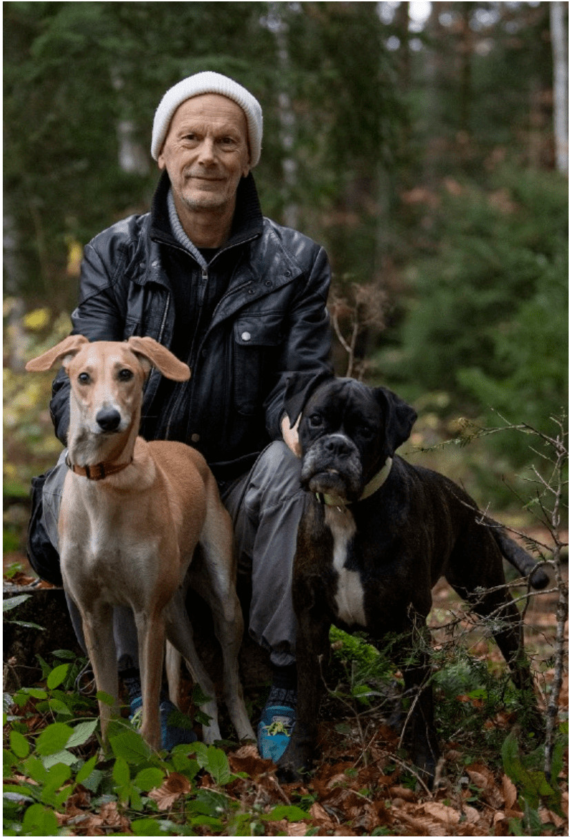 Neuer «Botschafter des Hundes»: Daniel Koch mit Boxerhündin «Akira» und Hound «Bundji».